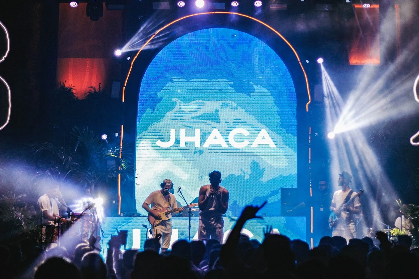 JHACA no palco diante do público, com seu nome no telão.